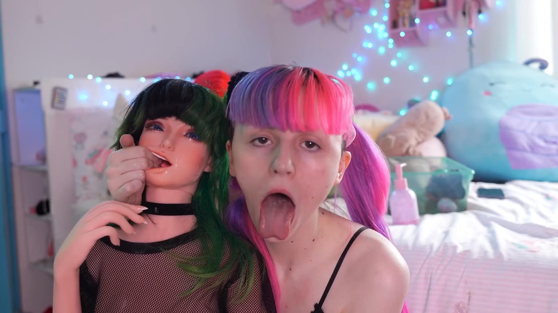 Goth babe plugs her anal and pussy with monster dildo